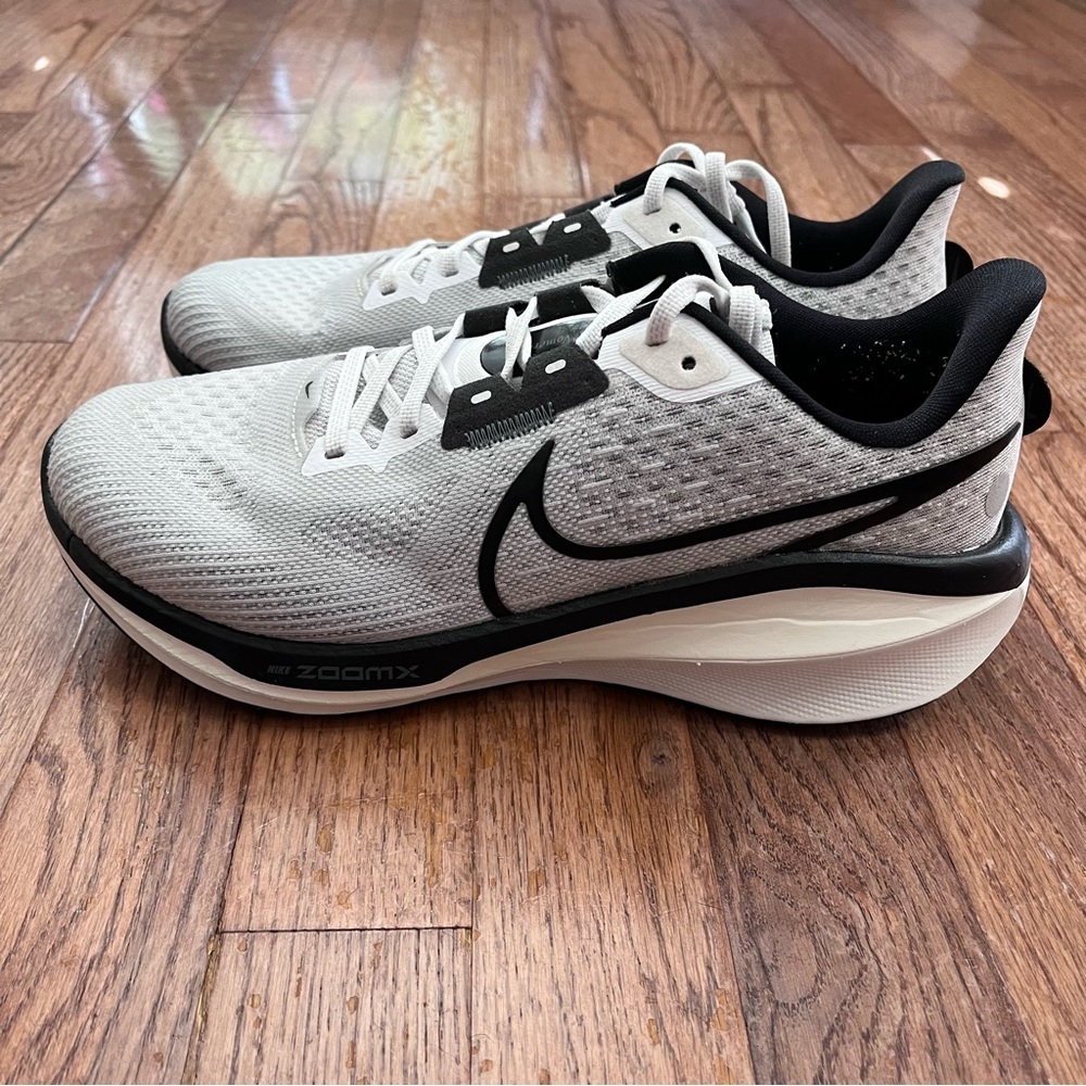 Nike Vomero 17 Women’s Athletic Running Shoes; EUC Size 8